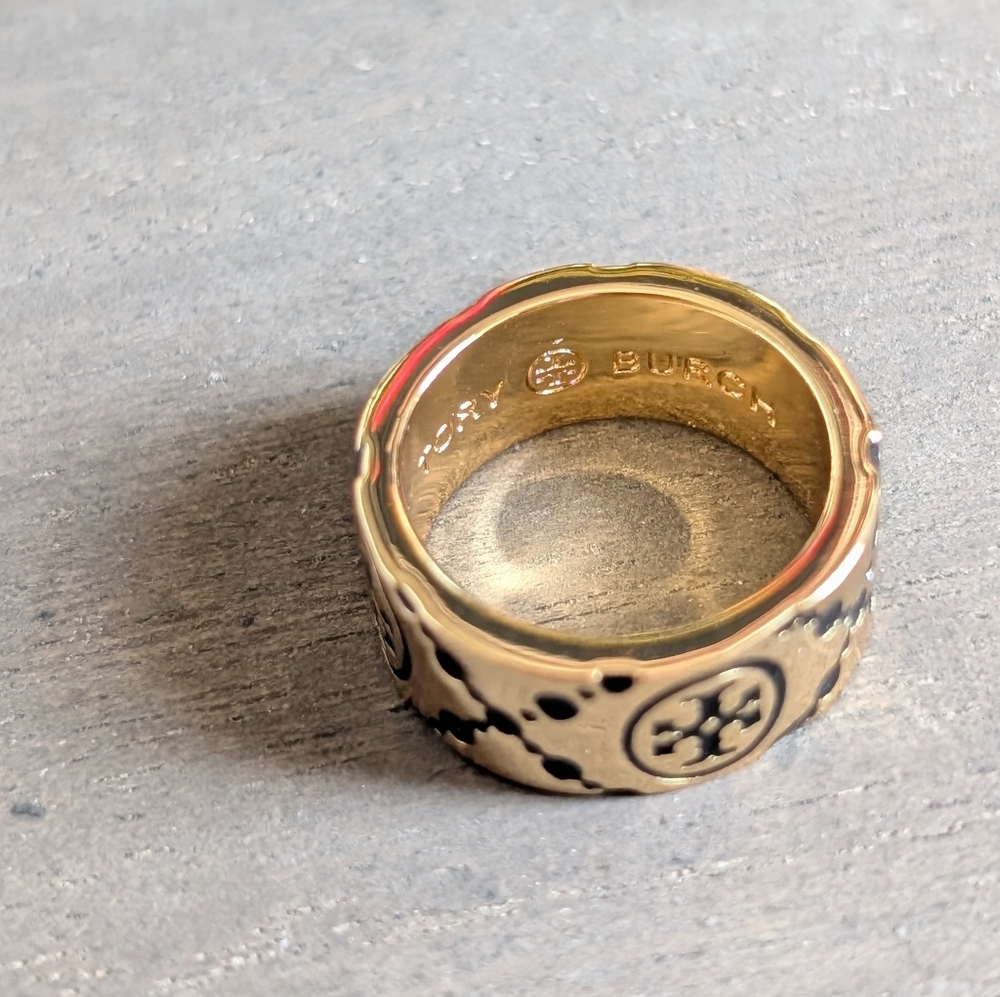 TORY BURCH Icon Monogram Ring Black on Gold Size 8 - Picture 2 of 3